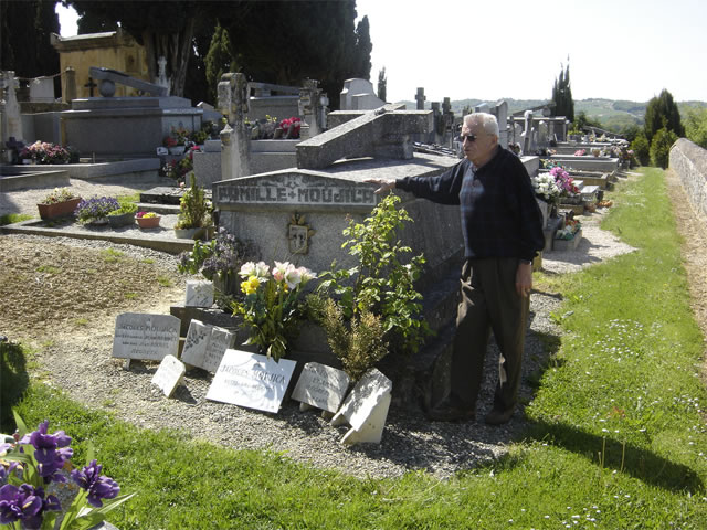 Abel Laurentis devant la tombe de Jésus Moujica