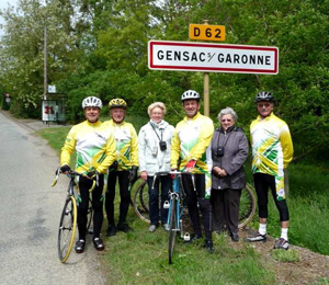 photo devant la pancarte de Gensac/Garonne